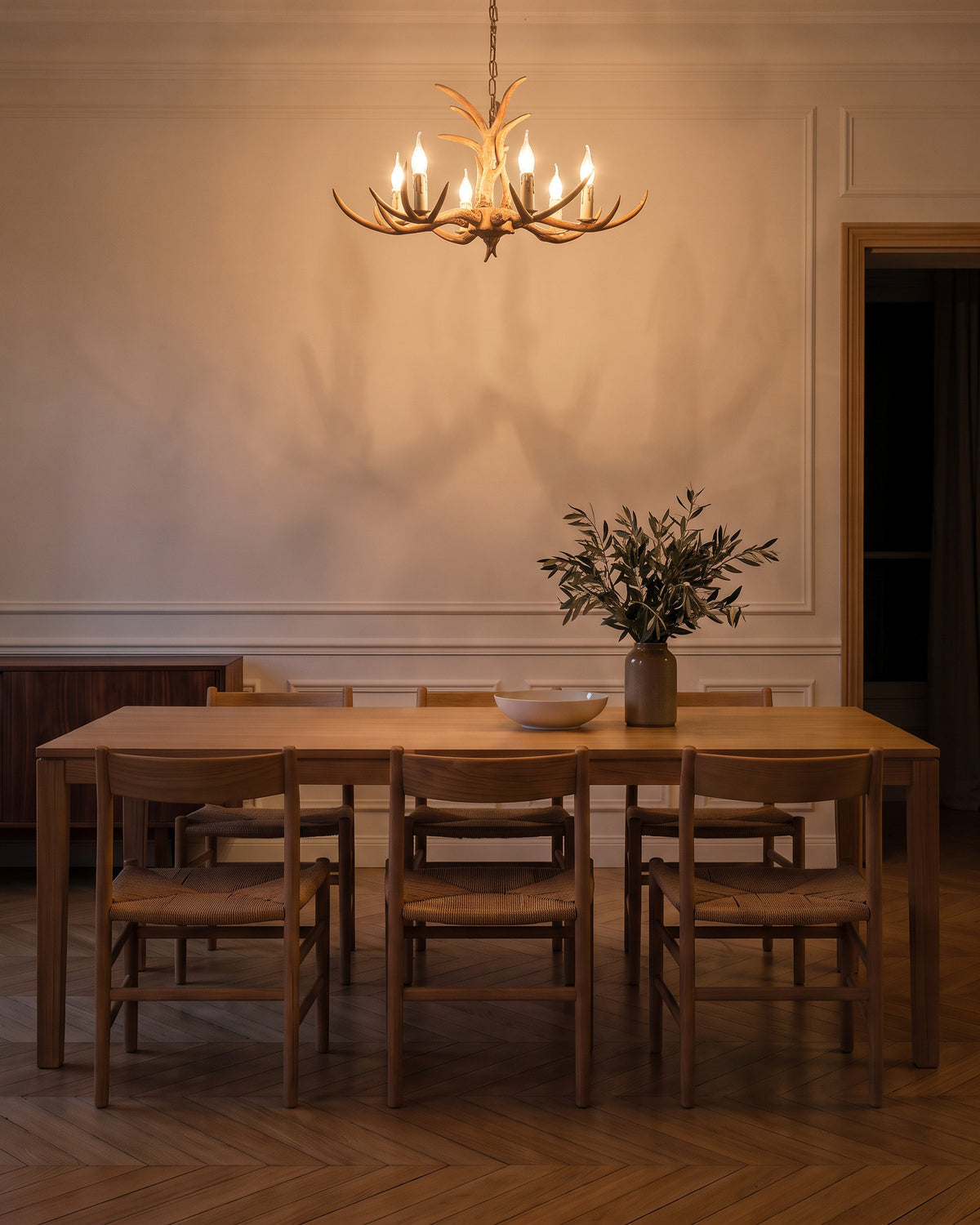 Lustre Ramure allumé la nuit dans un salon classique, effet de lumière