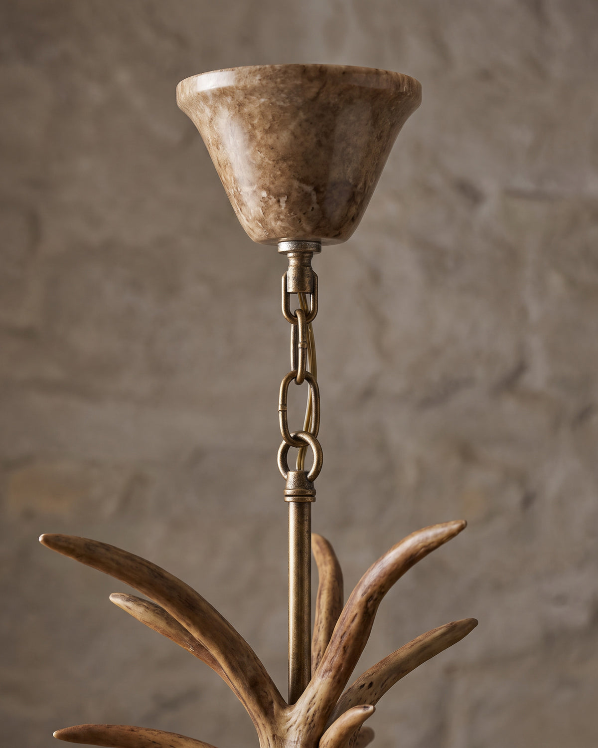 Lustre Ramure : détail, la rosace ronde et la chaîne de suspension