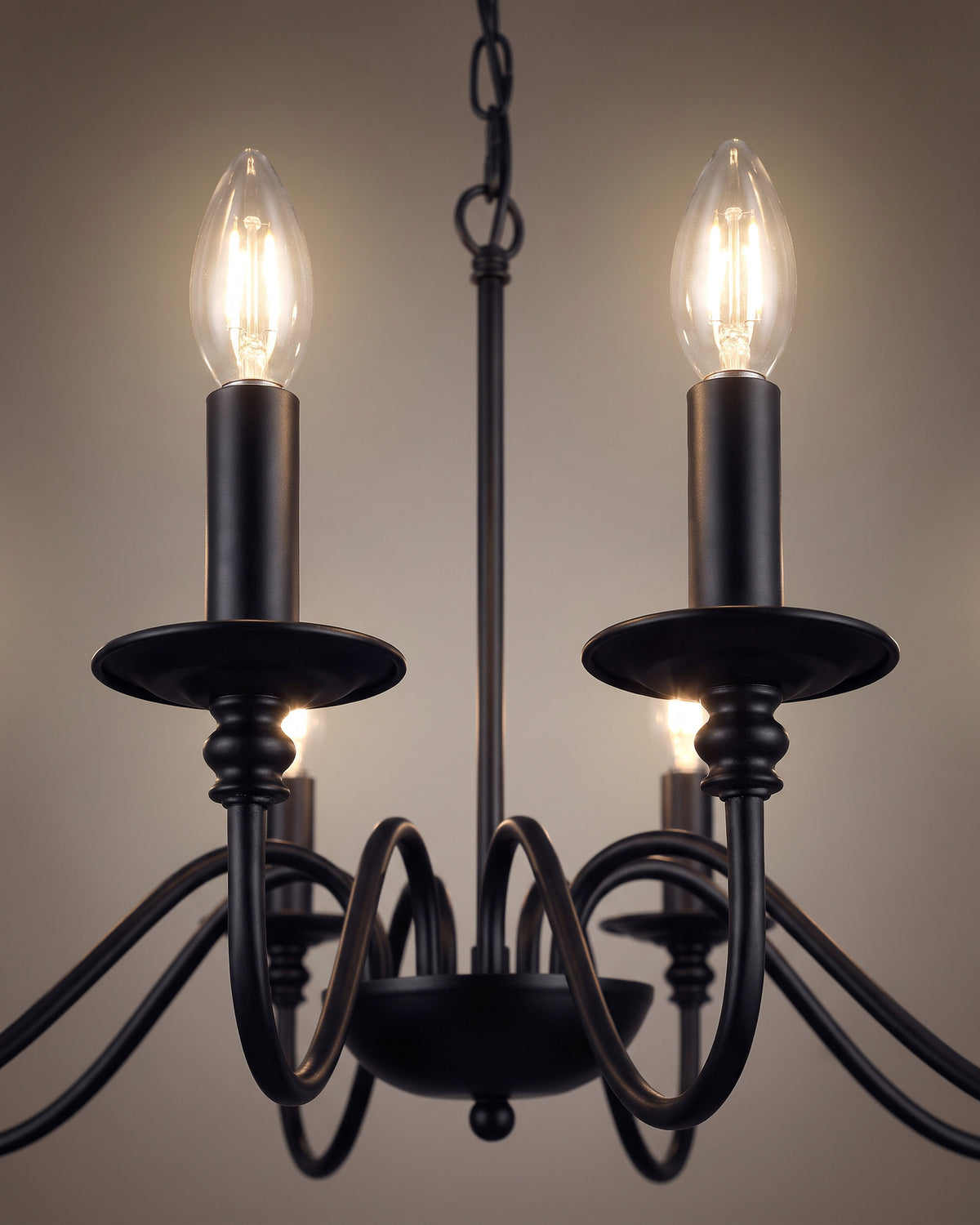 Lustre Manoir: gros plan sur deux fausses bougies avec leurs coupelles et ampoules flamme