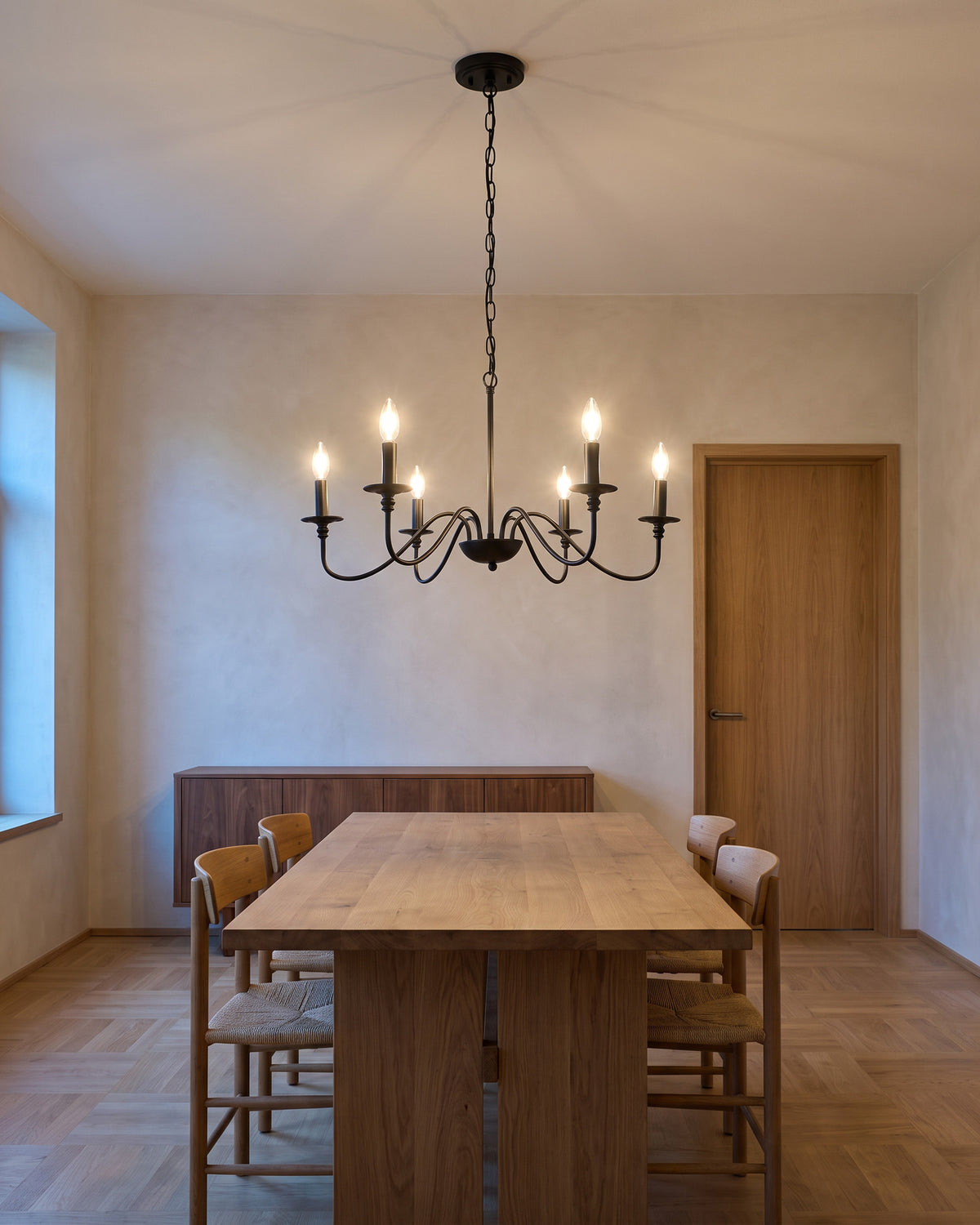 Lustre Manoir, au-dessus d'une table en chêne, salle à manger, vue d'ensemble qui montre sa taille réelle