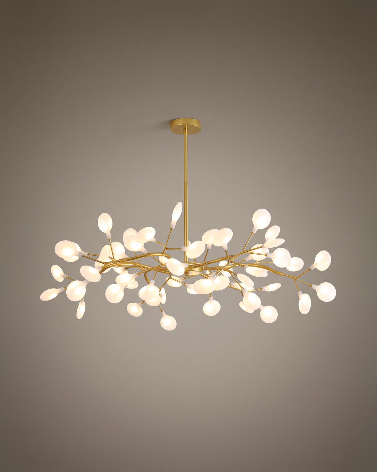 Lustre Lucioles, branches dorées, pétales givrés, vue d'ensemble sur fond neutre