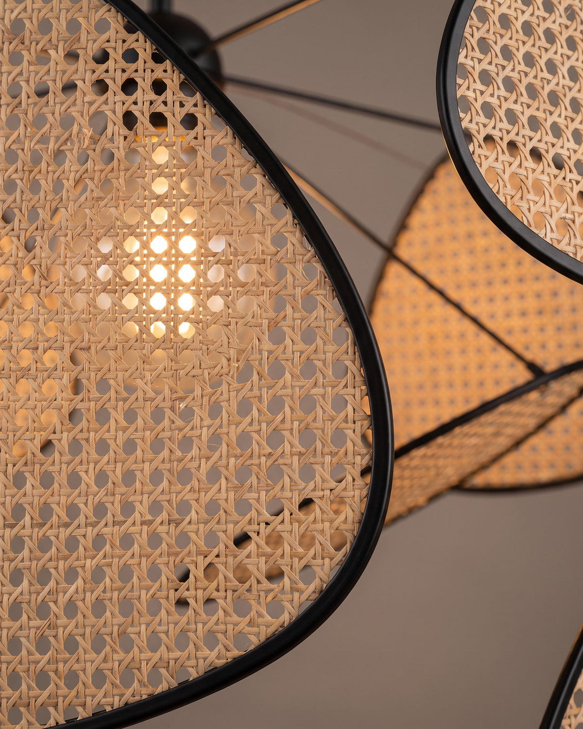 Lustre Paravent: gros plan sur le maillage hexagonal du cannage et son cerclage noir