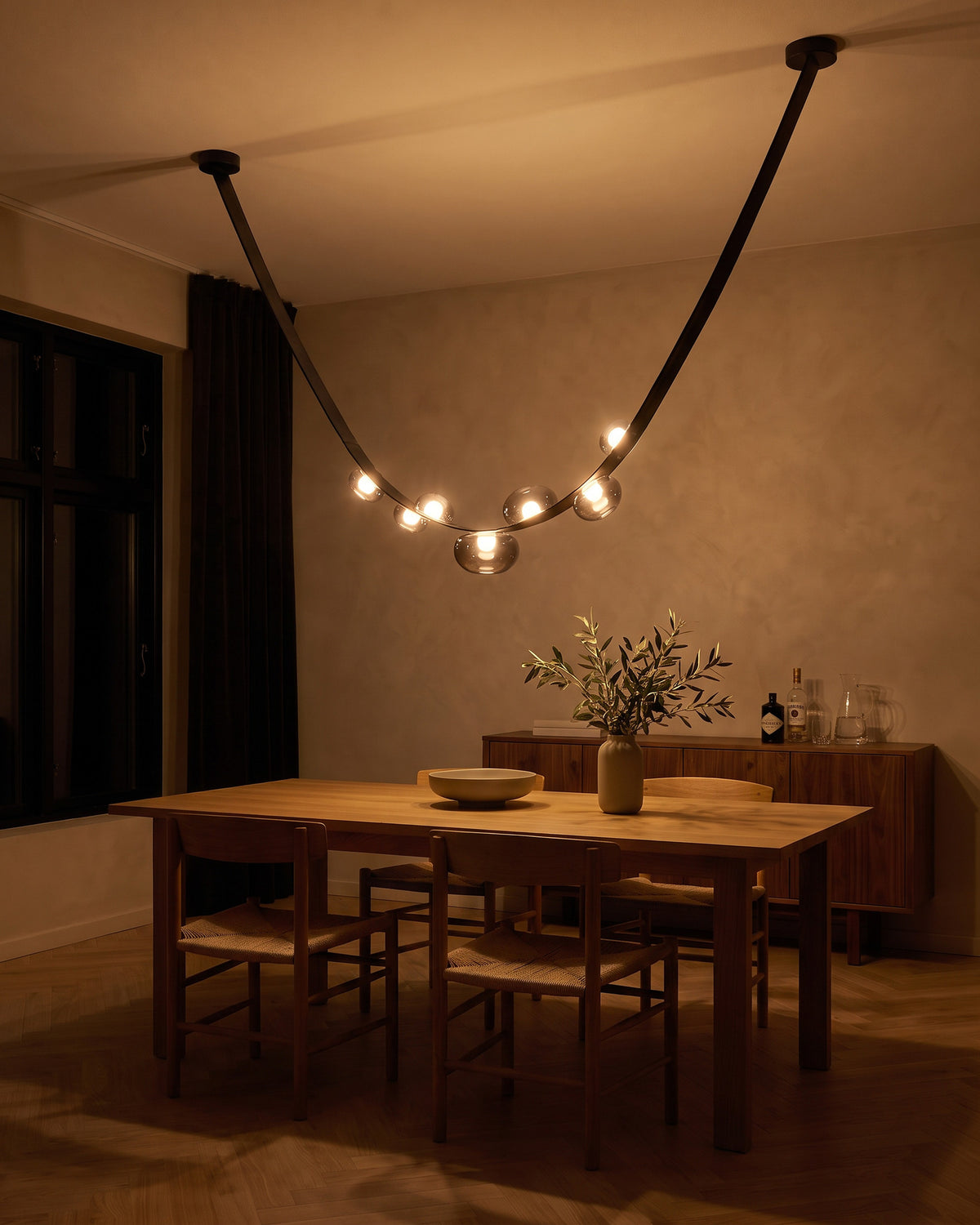 Lustre Collier, allumé la nuit au-dessus d'une table en chêne, salle à manger, effet de lumière