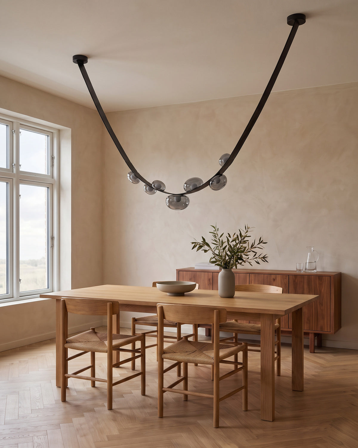 Lustre Collier, éteint en journée au-dessus d'une table en chêne, salle à manger