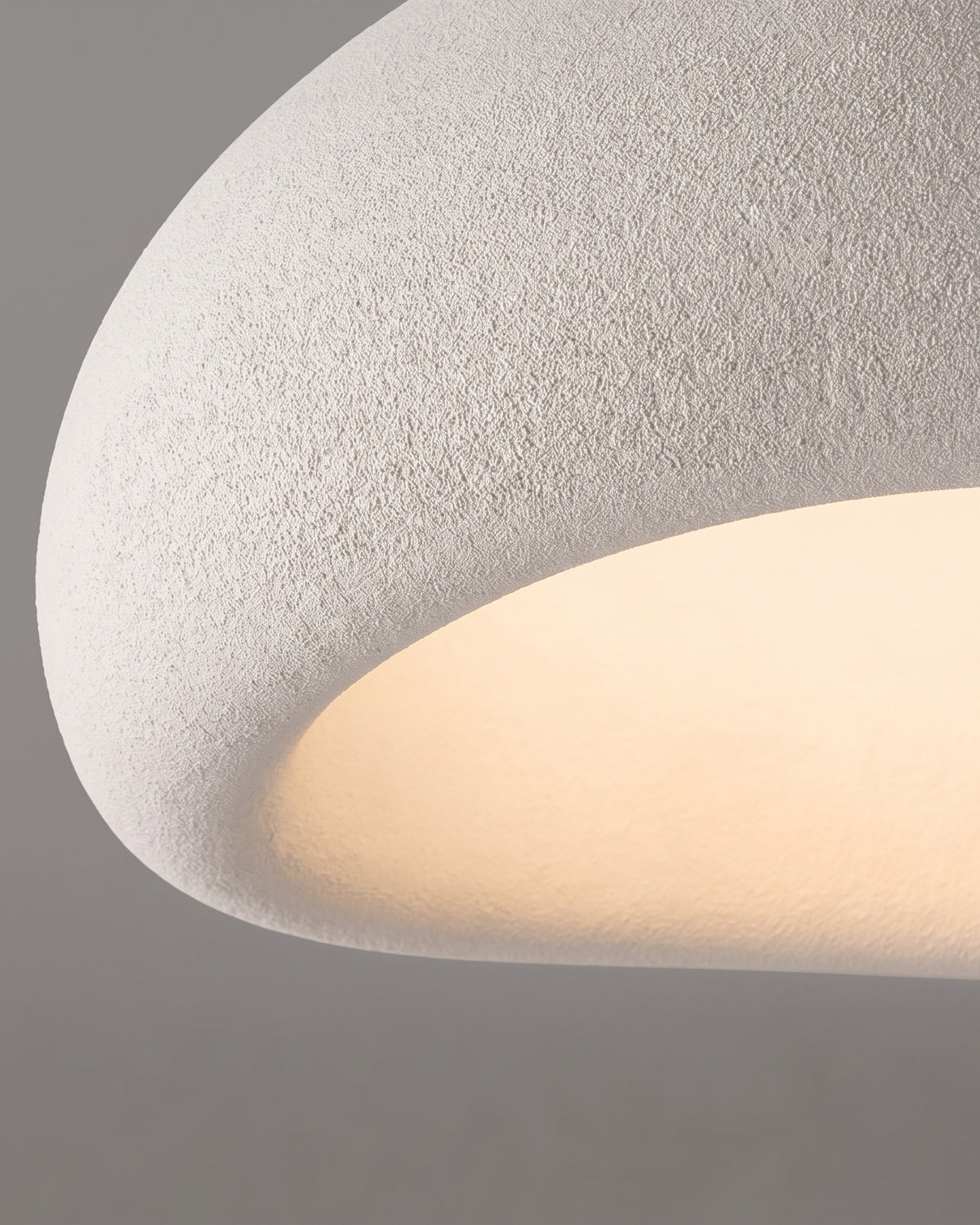 Plafonnier Nuage : détail, l'ouverture inférieure qui laisse sortir la lumière