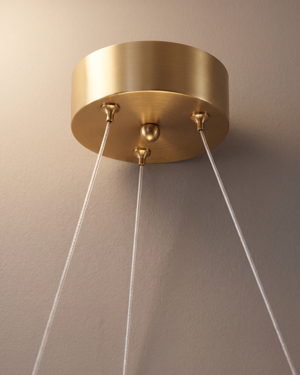 Lustre Orbe : détail de la rosace et des câbles réglables