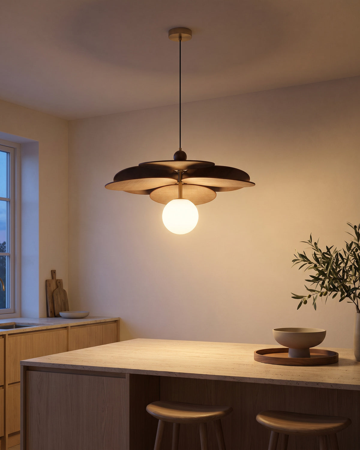 Suspension Pétale : lustre Pétale dans un salon, en soirée