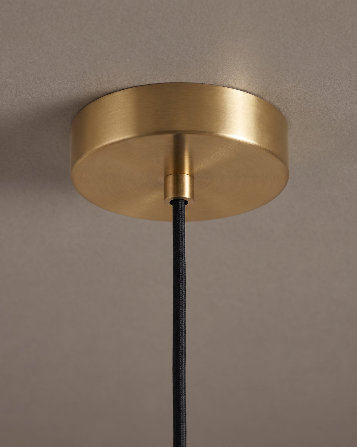 Suspension Pétale : lustre Pétale : détail, la boule d'aspect bois et la tige dorée qui tiennent les pétales