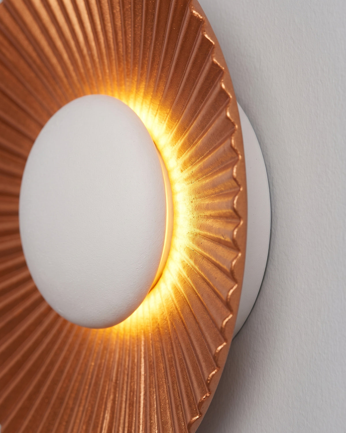 Applique Soleil : détail technique (fixation, câble ou douille)