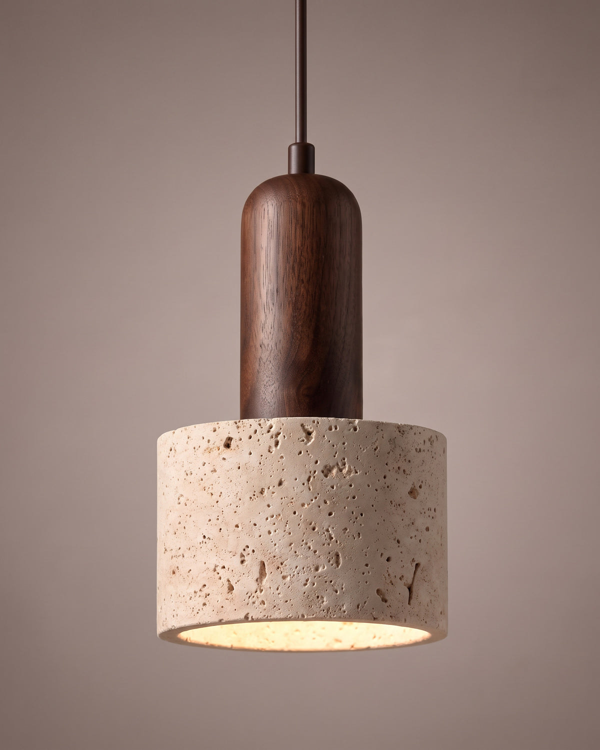 Suspension Pilon: gros plan sur les pores du travertin et la bague en bois au sommet du cylindre