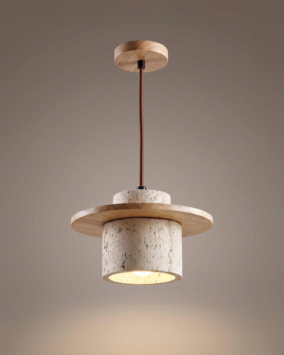 Suspension Soucoupe, cylindre en travertin, vue d'ensemble sur fond neutre