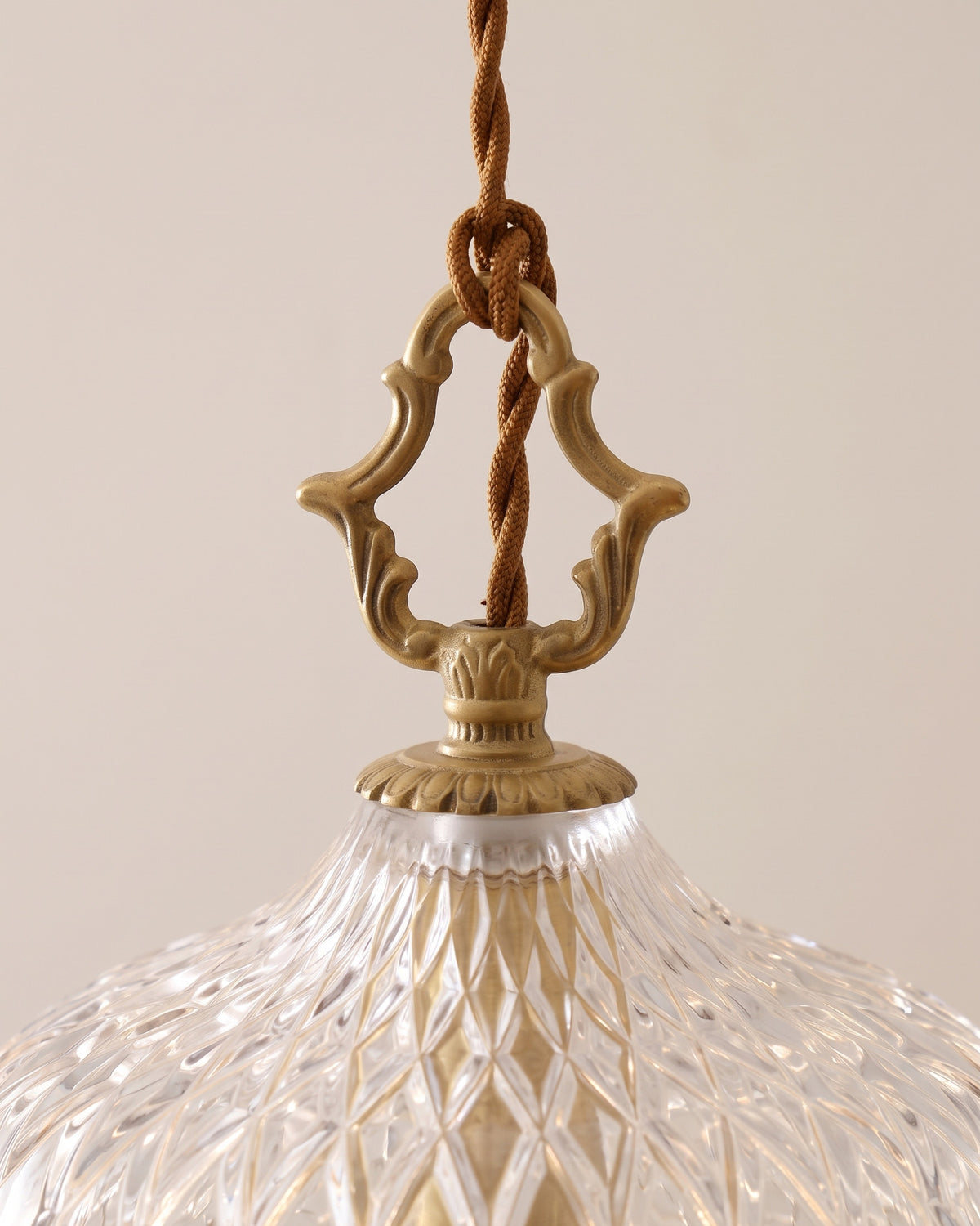 Suspension Pampille : détail technique (fixation, câble ou douille)