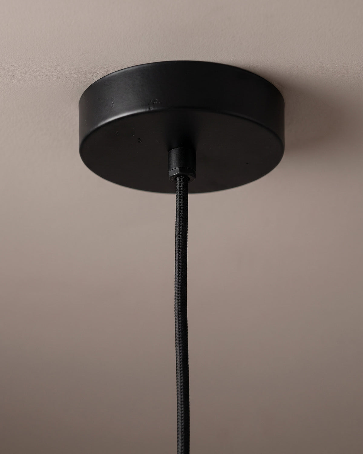 Suspension Pion : détail technique (fixation, câble ou douille)