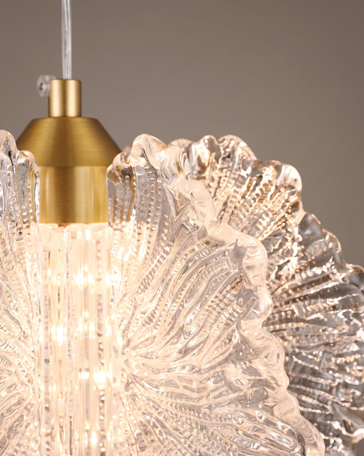 Suspension Corail : gros plan sur la matière (fleur en acrylique ciselé transparent)