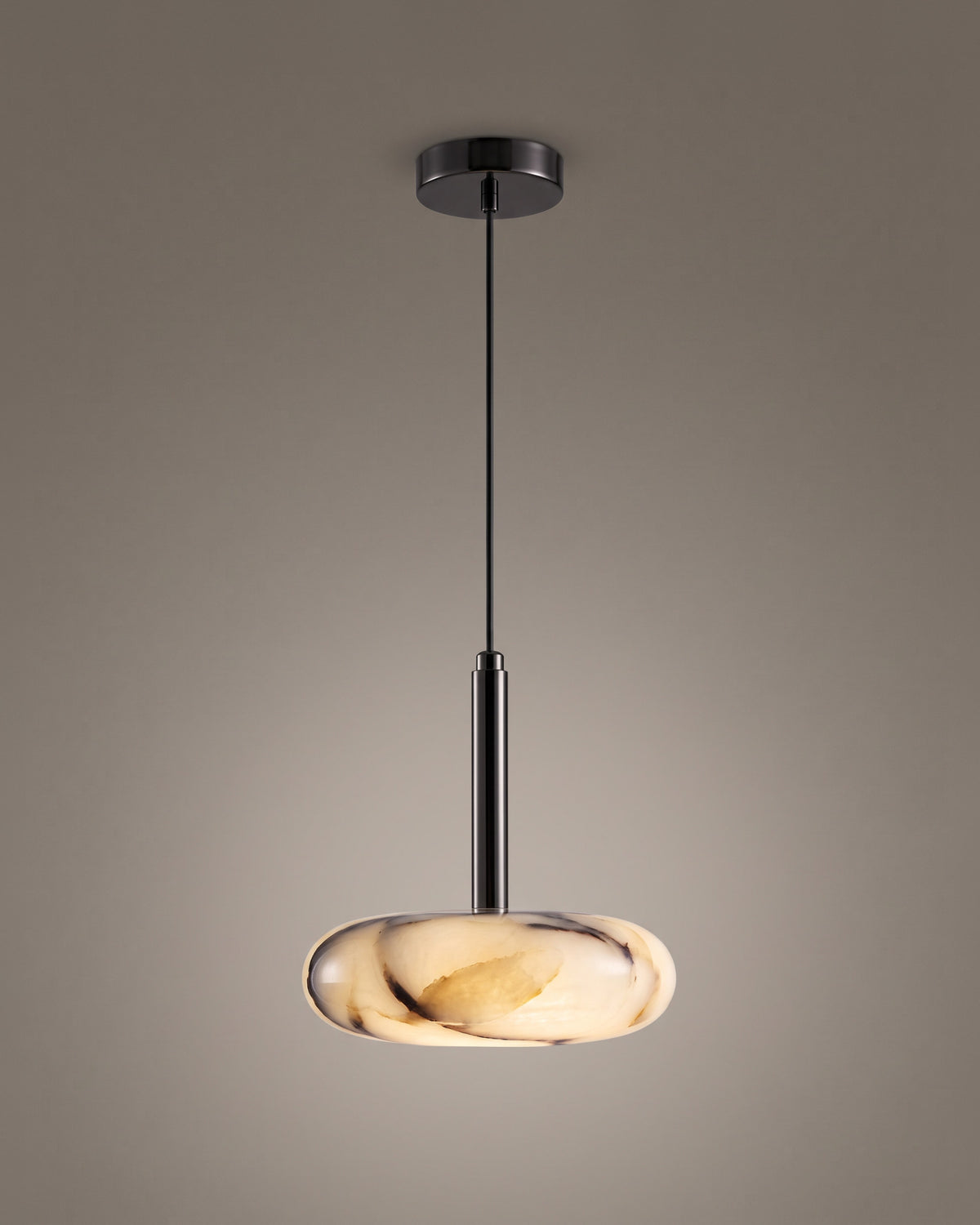 Suspension Galette, disque en marbre veiné, vue d'ensemble sur fond neutre