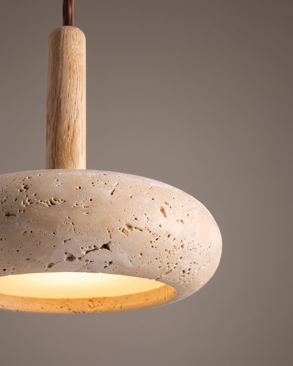 Suspension Coquille : gros plan sur la matière (soucoupe en travertin, col en bois clair)