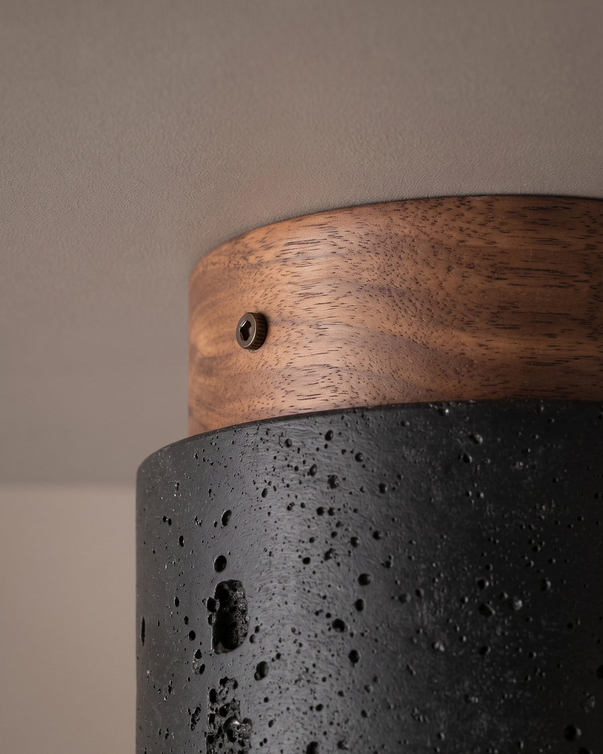Plafonnier Basalte : détail technique (fixation, câble ou douille)