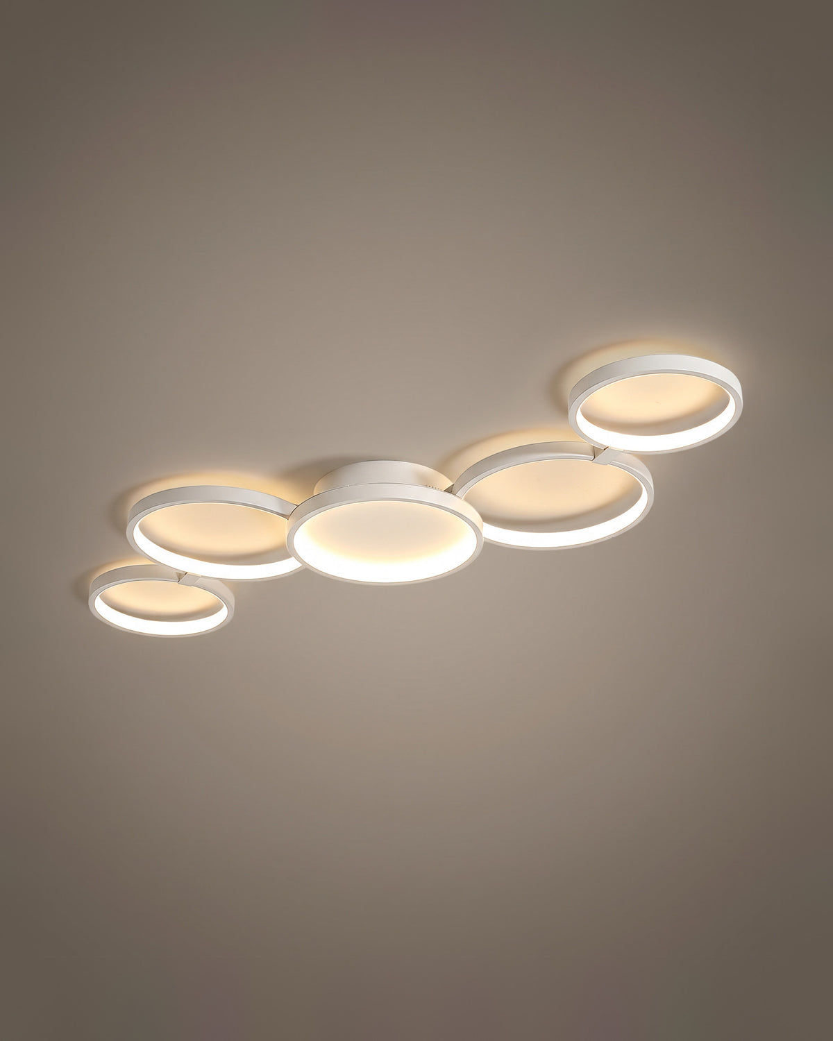 Plafonnier Saturne, cinq anneaux lumineux LED, vue d'ensemble sur fond neutre