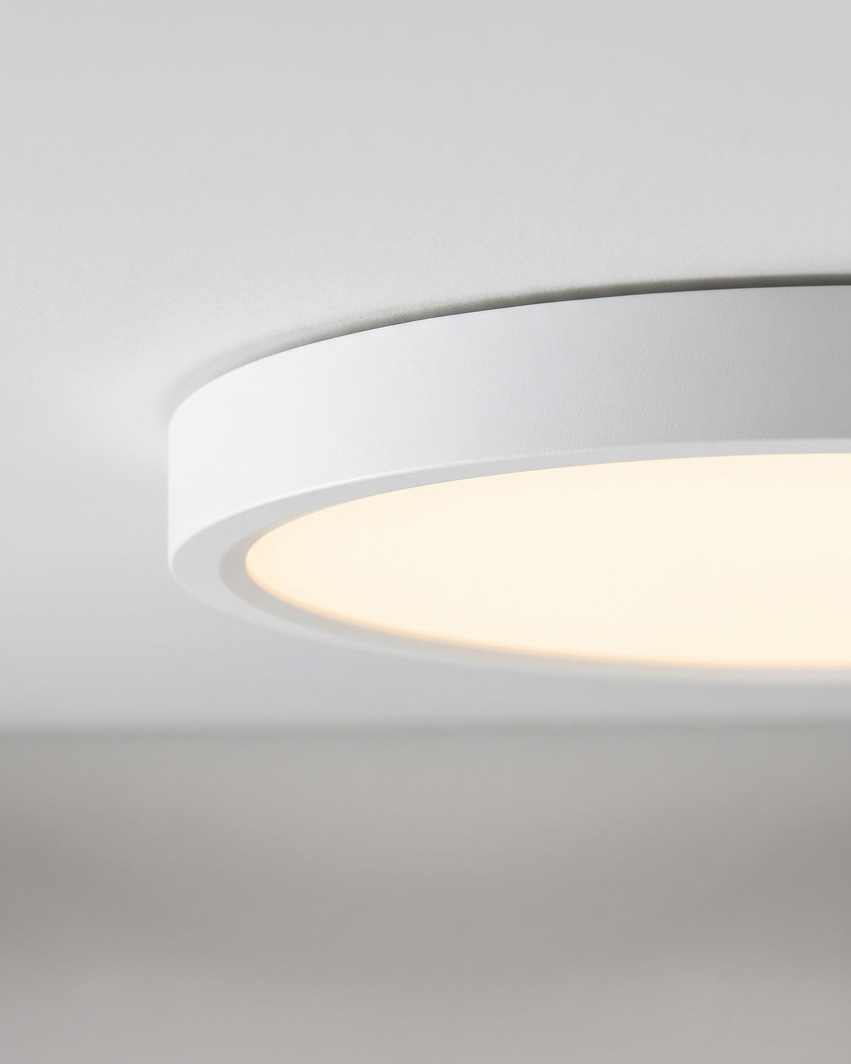 Plafonnier Radar : détail technique (fixation, câble ou douille)