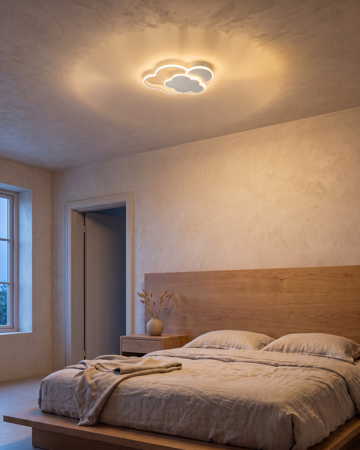 Plafonnier Cumulus (nuages LED, chambre d'enfant) dans une pièce, allumé en soirée