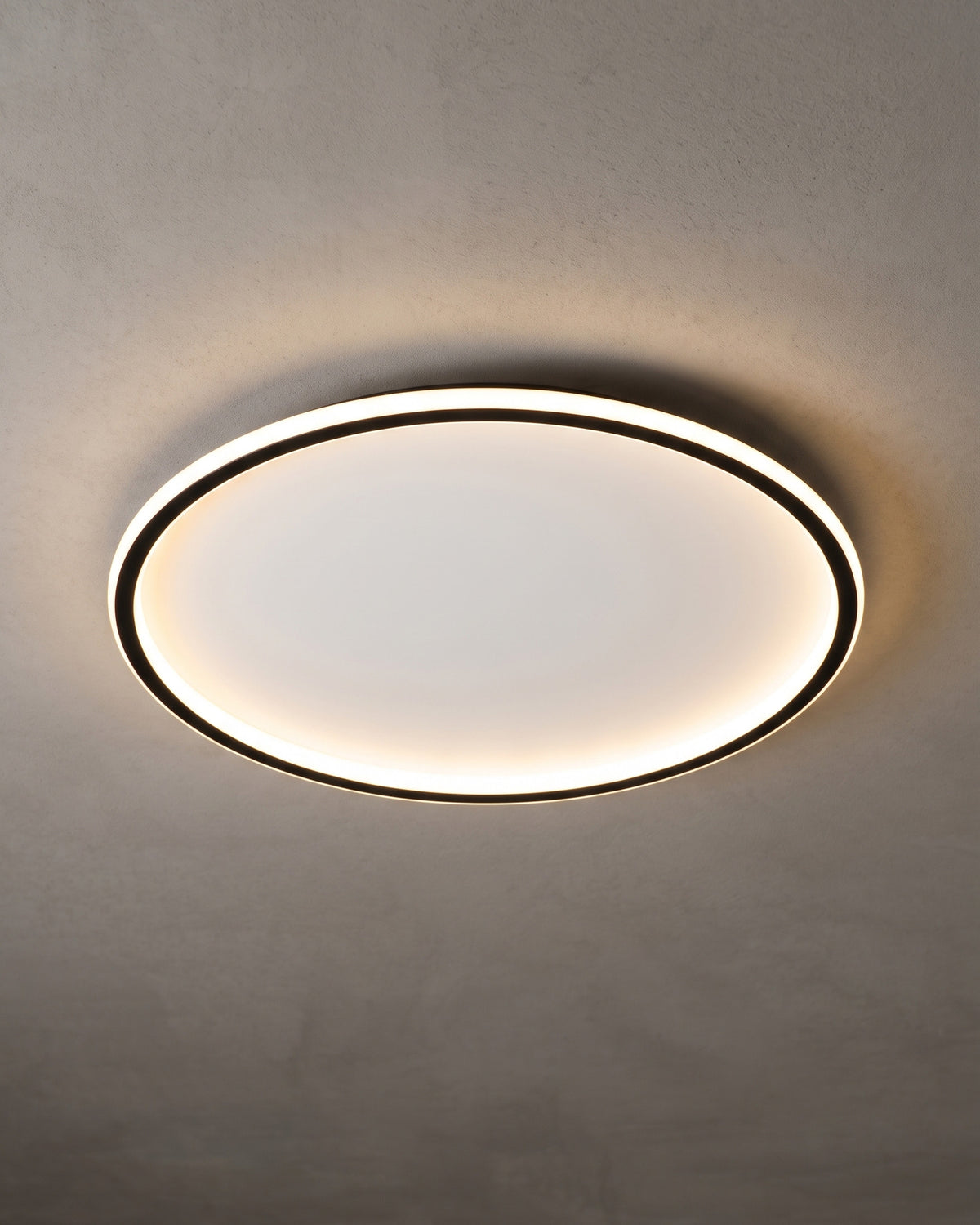Plafonnier Cerclé, anneau LED extra-plat, vue d'ensemble sur fond neutre