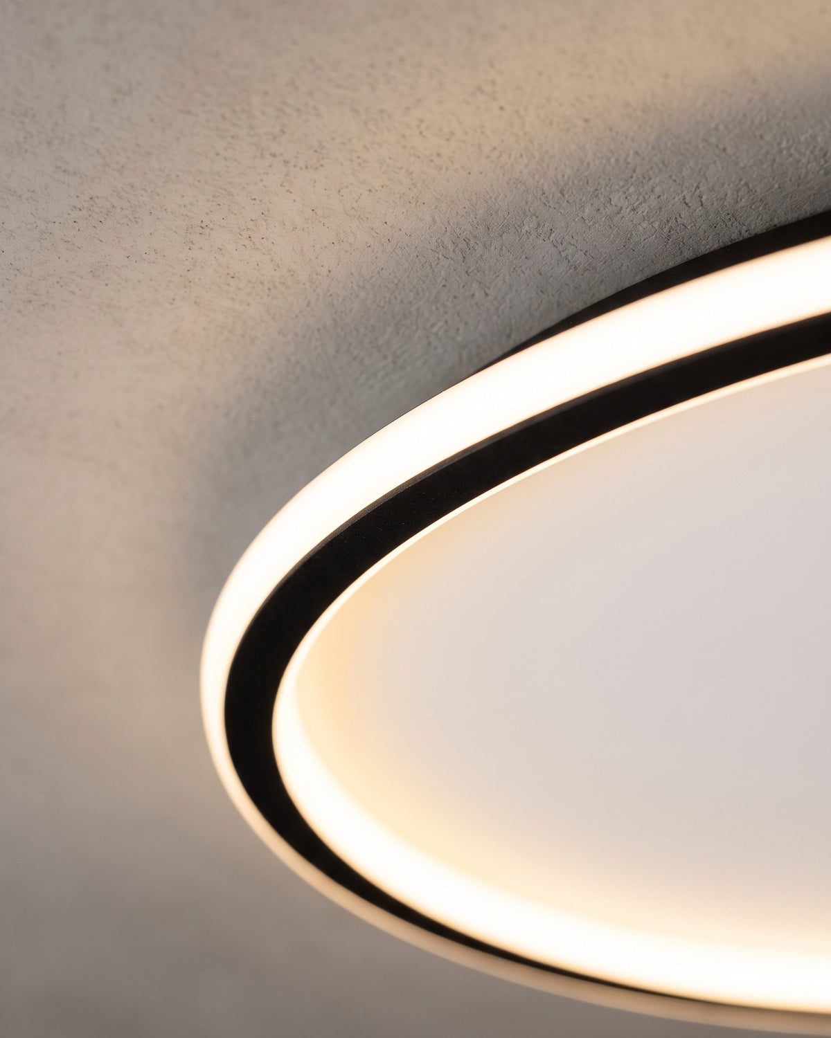 Plafonnier Cerclé : gros plan sur la matière (anneau led extra-plat, liseré noir, blanc ou doré)