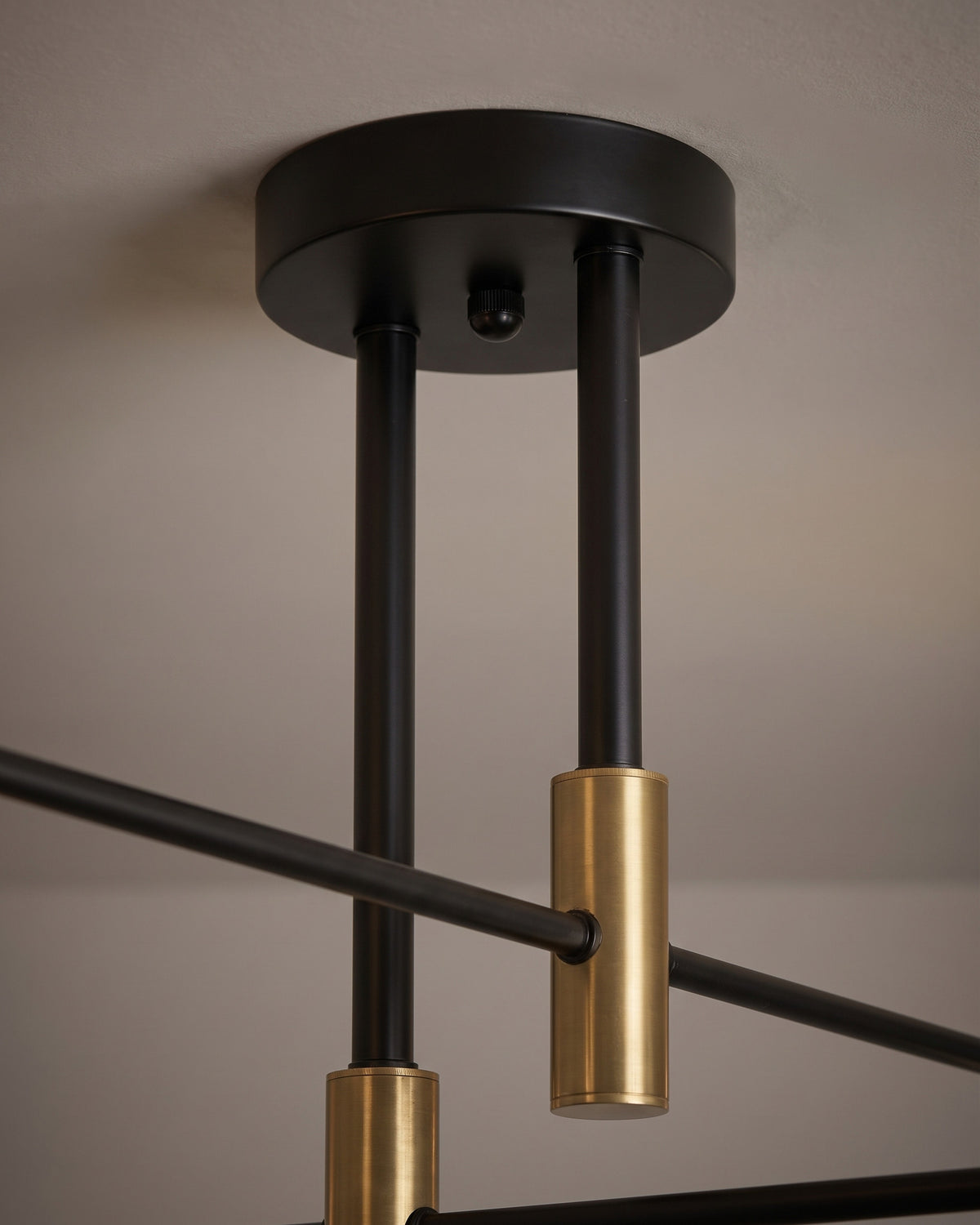 Plafonnier Météore : détail technique (fixation, câble ou douille)