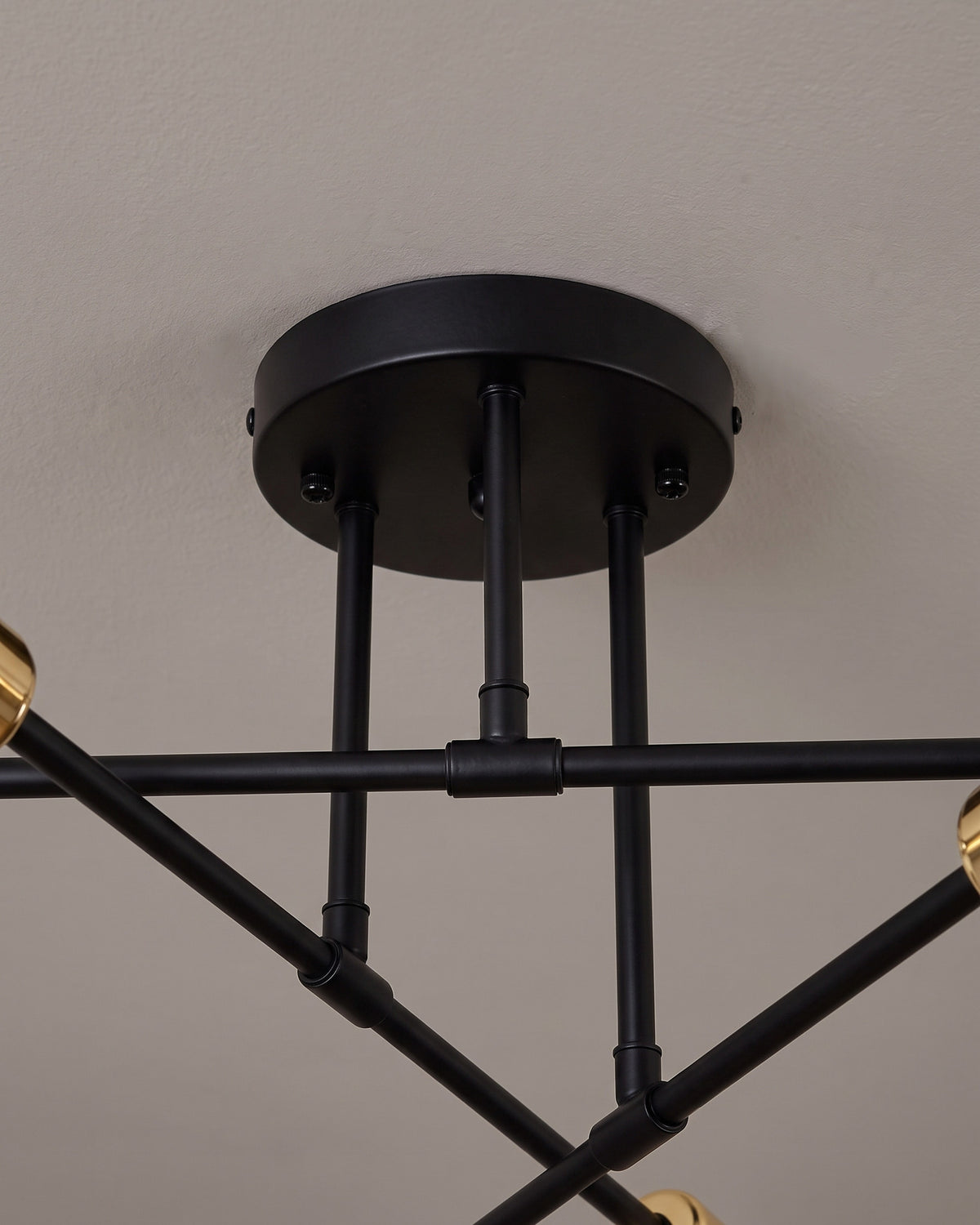 Plafonnier Comète : détail technique (fixation, câble ou douille)