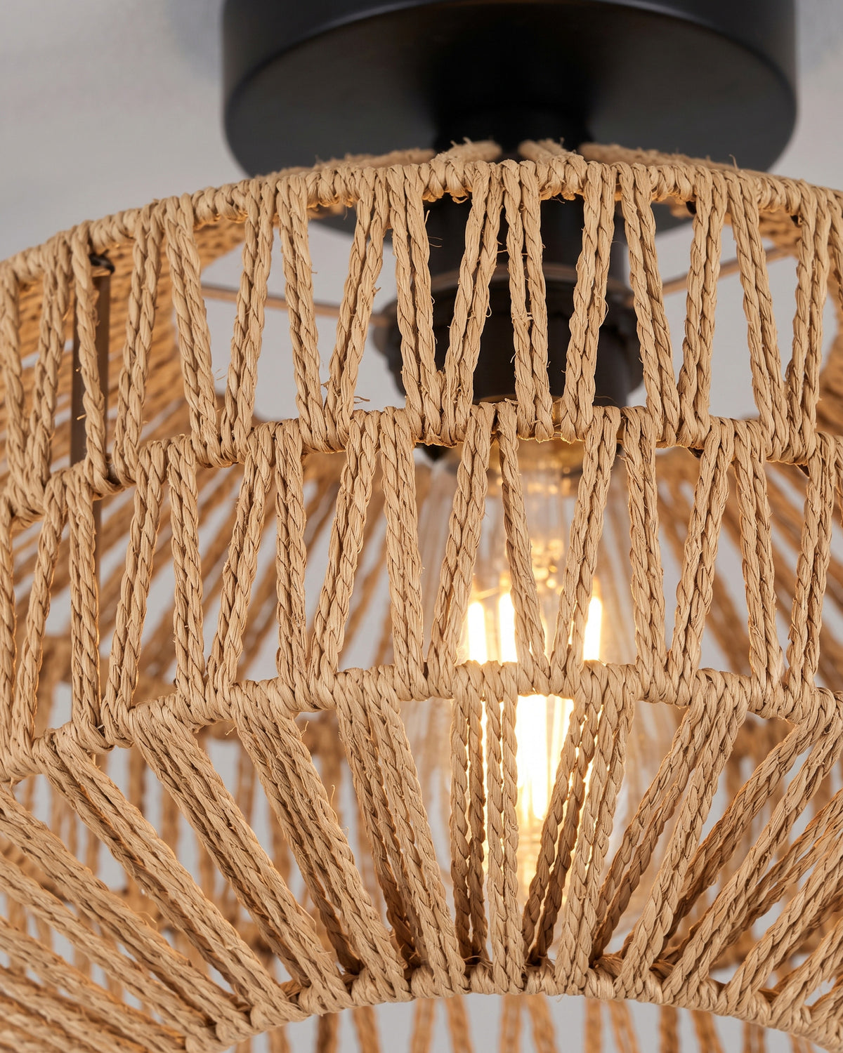 Plafonnier Jonque : gros plan sur le tressage en chevrons de la fibre et la platine noire