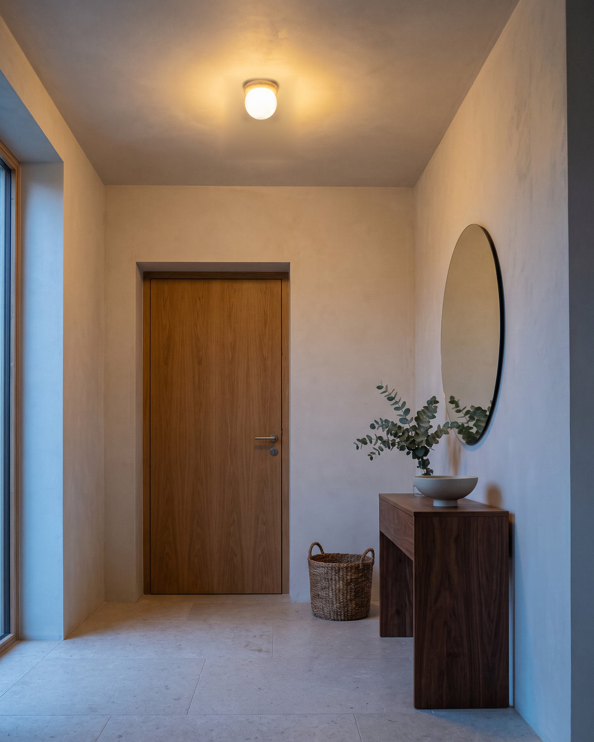 Plafonnier Perle, dans une entrée, vue d'ensemble qui montre sa taille réelle