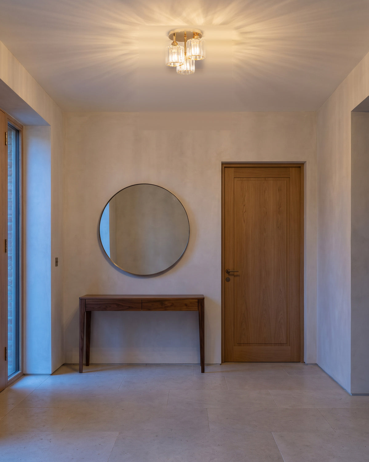 Plafonnier Prisme dans une entrée, vue d'ensemble qui montre sa taille réelle