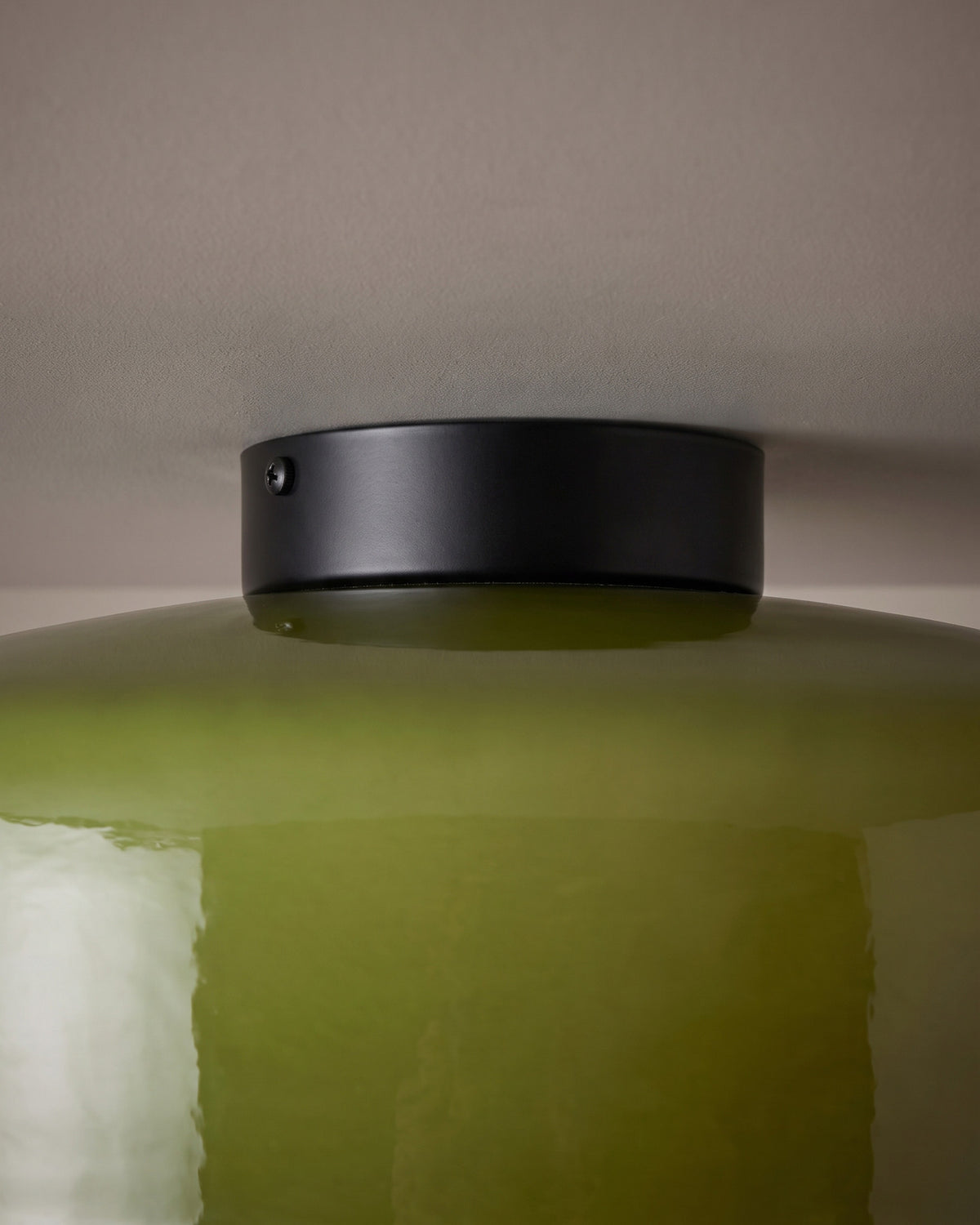 Plafonnier Jade : détail technique (fixation, câble ou douille)