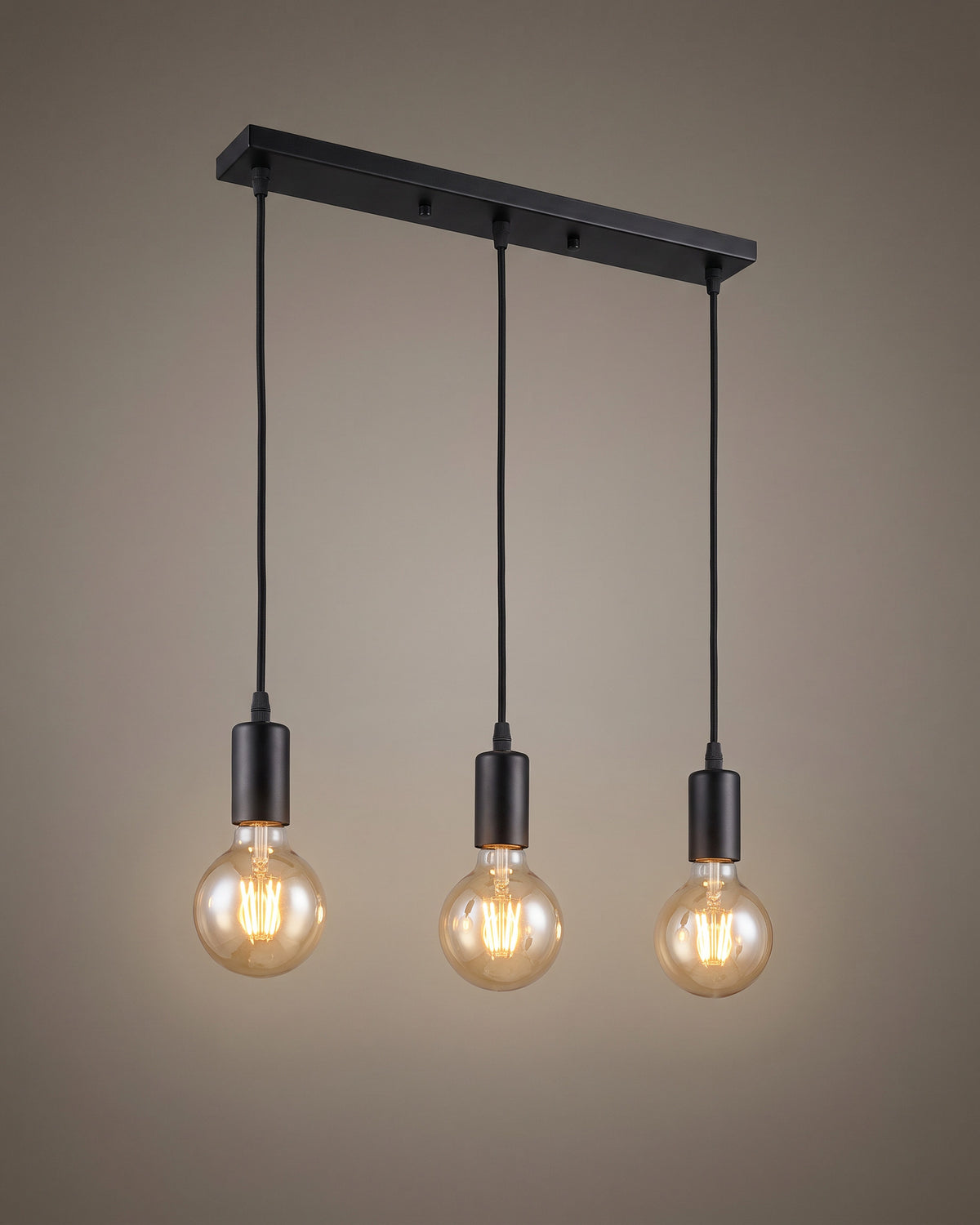 Suspension Chapelet, trois ampoules à nu, vue d'ensemble sur fond neutre
