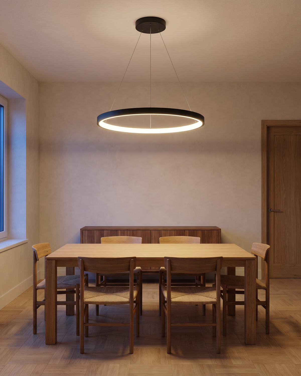 Suspension Cercle, au-dessus d'une table en chêne, salle à manger, vue d'ensemble qui montre sa taille réelle