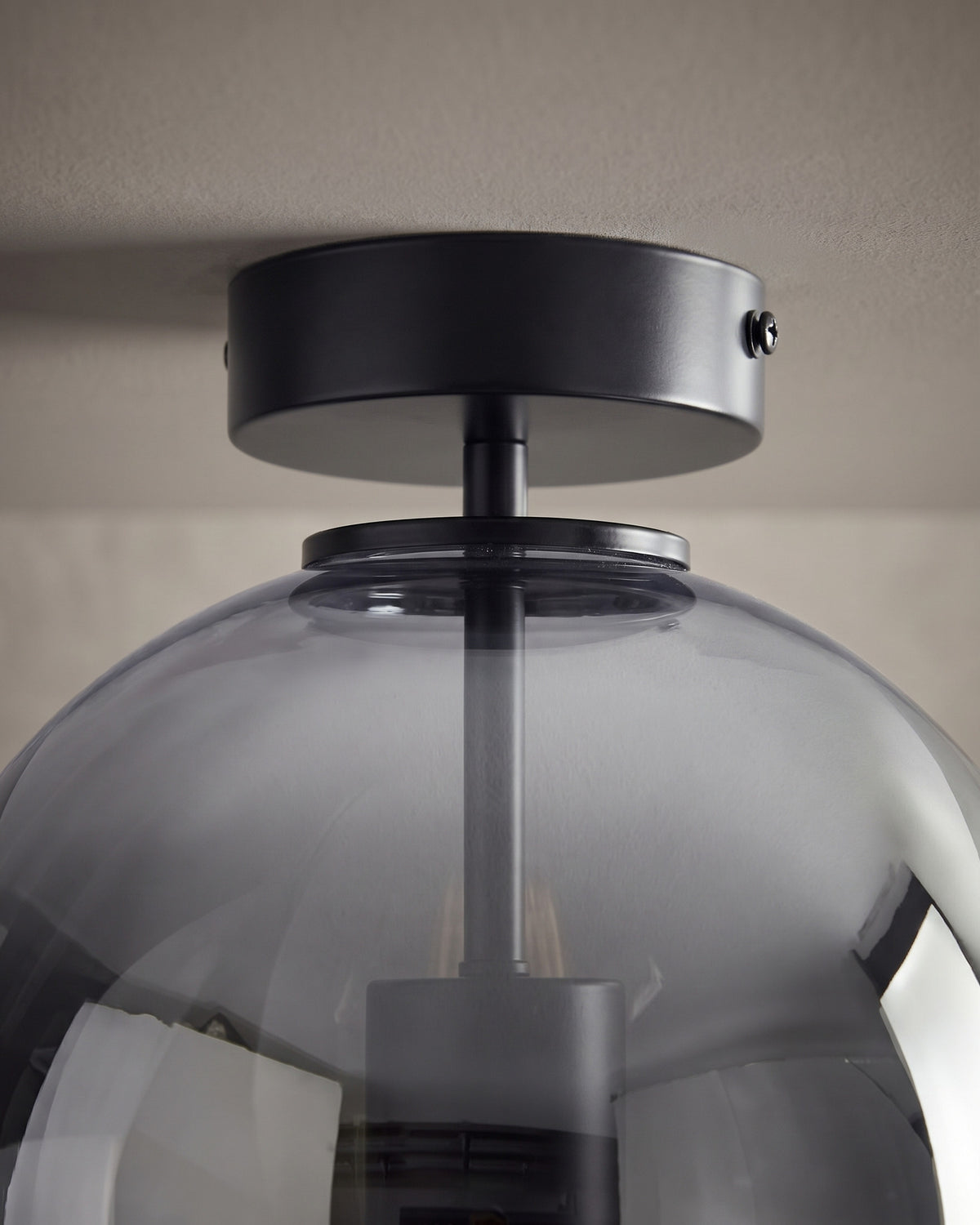 Suspension Fumerolle : détail technique (fixation, câble ou douille)
