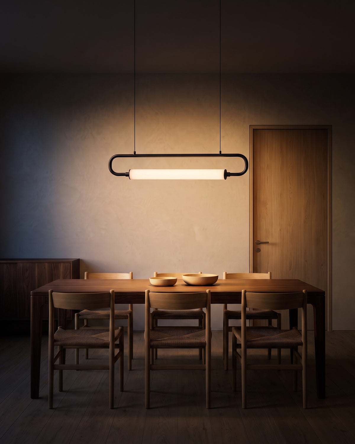 Suspension Galbe, allumée la nuit au-dessus d'une table en chêne, salle à manger, effet de lumière