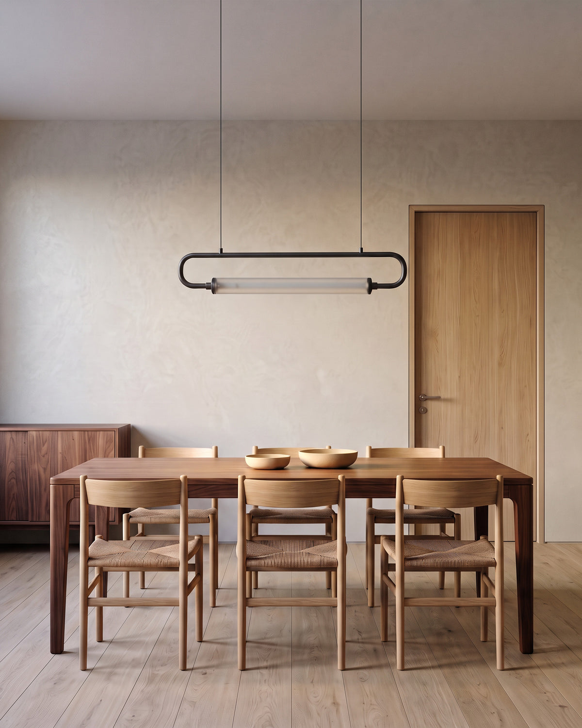 Suspension Galbe, éteinte en journée au-dessus d'une table en chêne, salle à manger