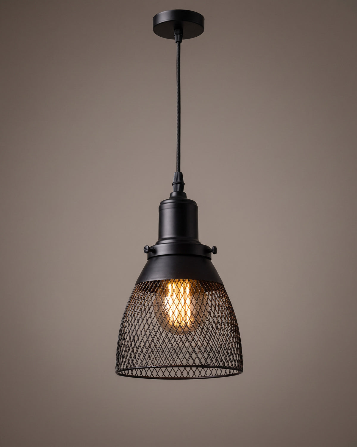 Suspension Filet, cage noire et filament, vue d'ensemble sur fond neutre