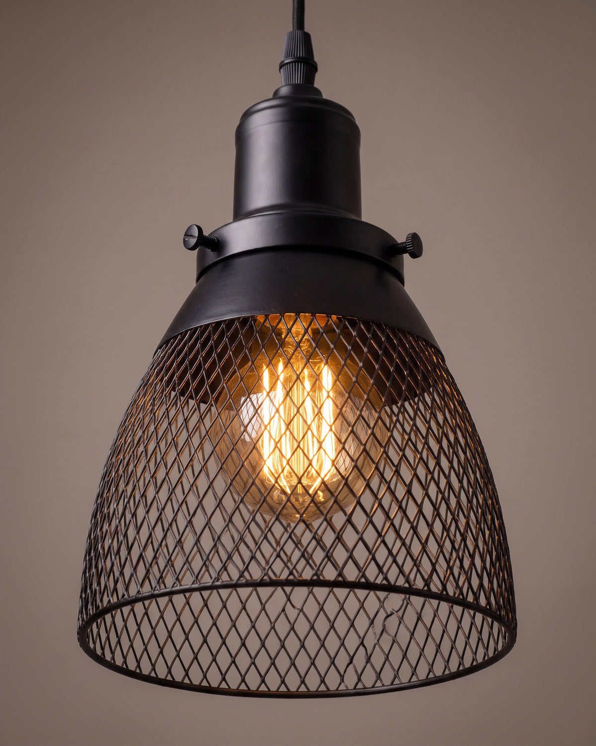 Suspension Filet : gros plan sur la matière (cage grillagée noire, douille noire)