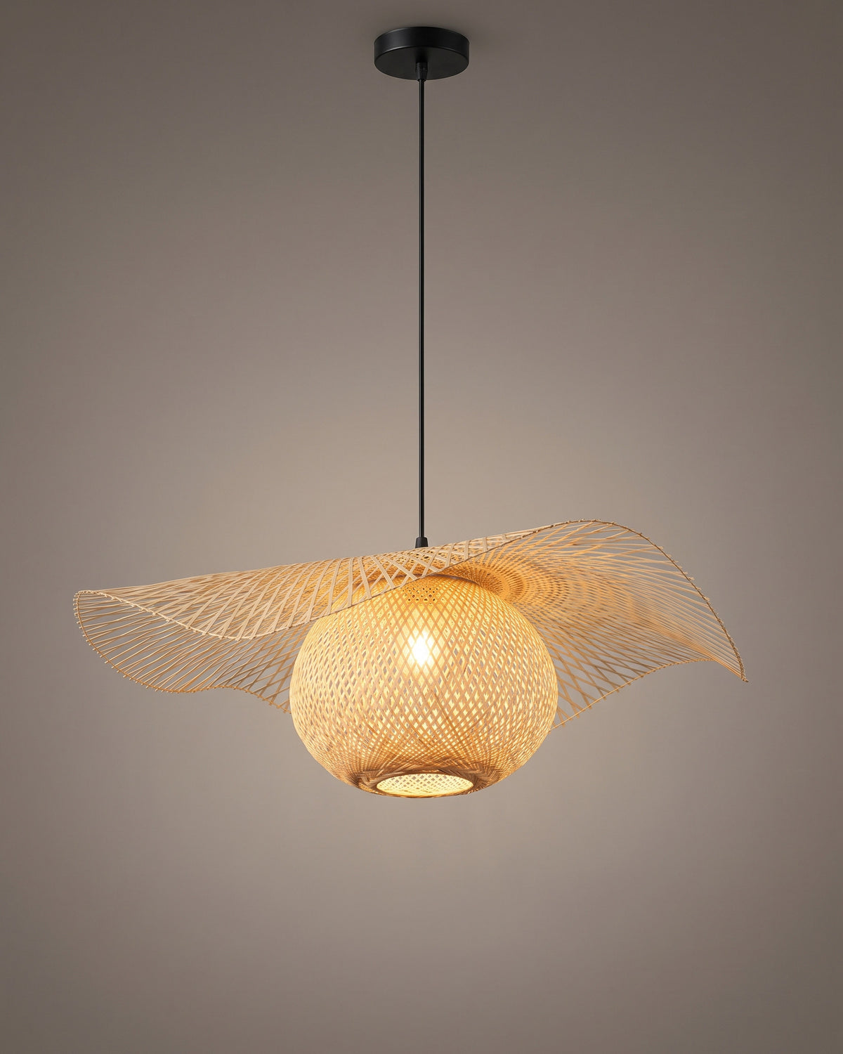 Suspension Aile, boule et ailes de bambou tressé, vue d'ensemble sur fond neutre