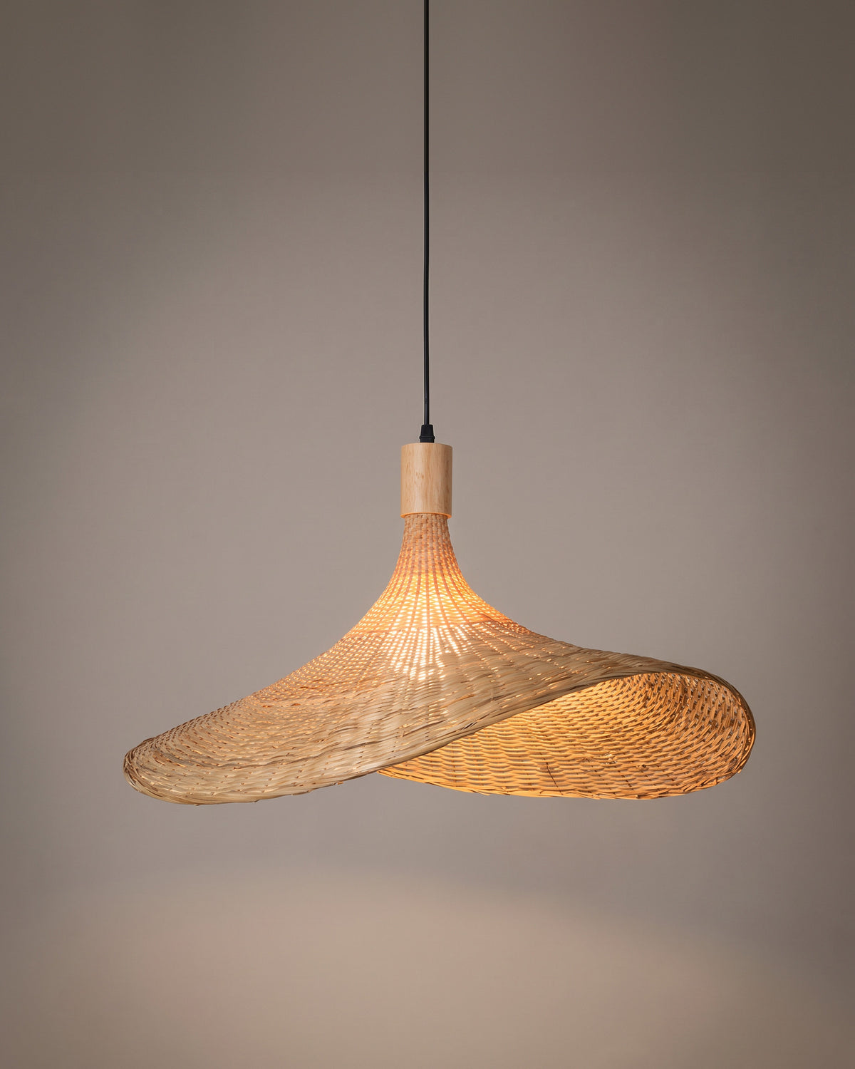 Suspension Canotier, chapeau de bambou tressé, vue d'ensemble sur fond neutre
