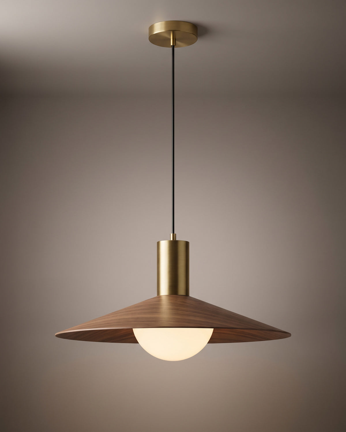 Suspension Galurin, chapeau plat et globe opalin, vue d'ensemble sur fond neutre