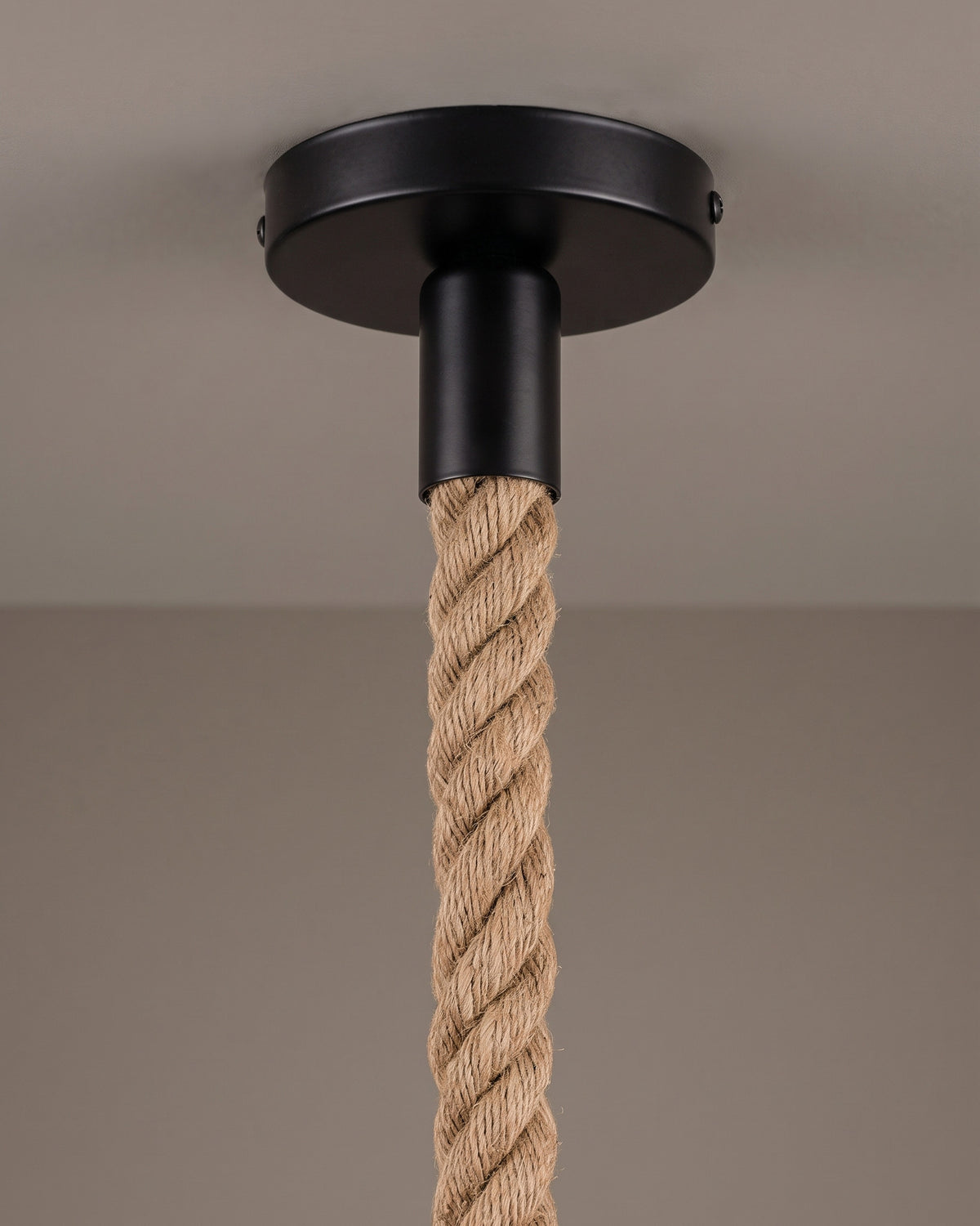 Suspension Amarre : détail technique (fixation, câble ou douille)