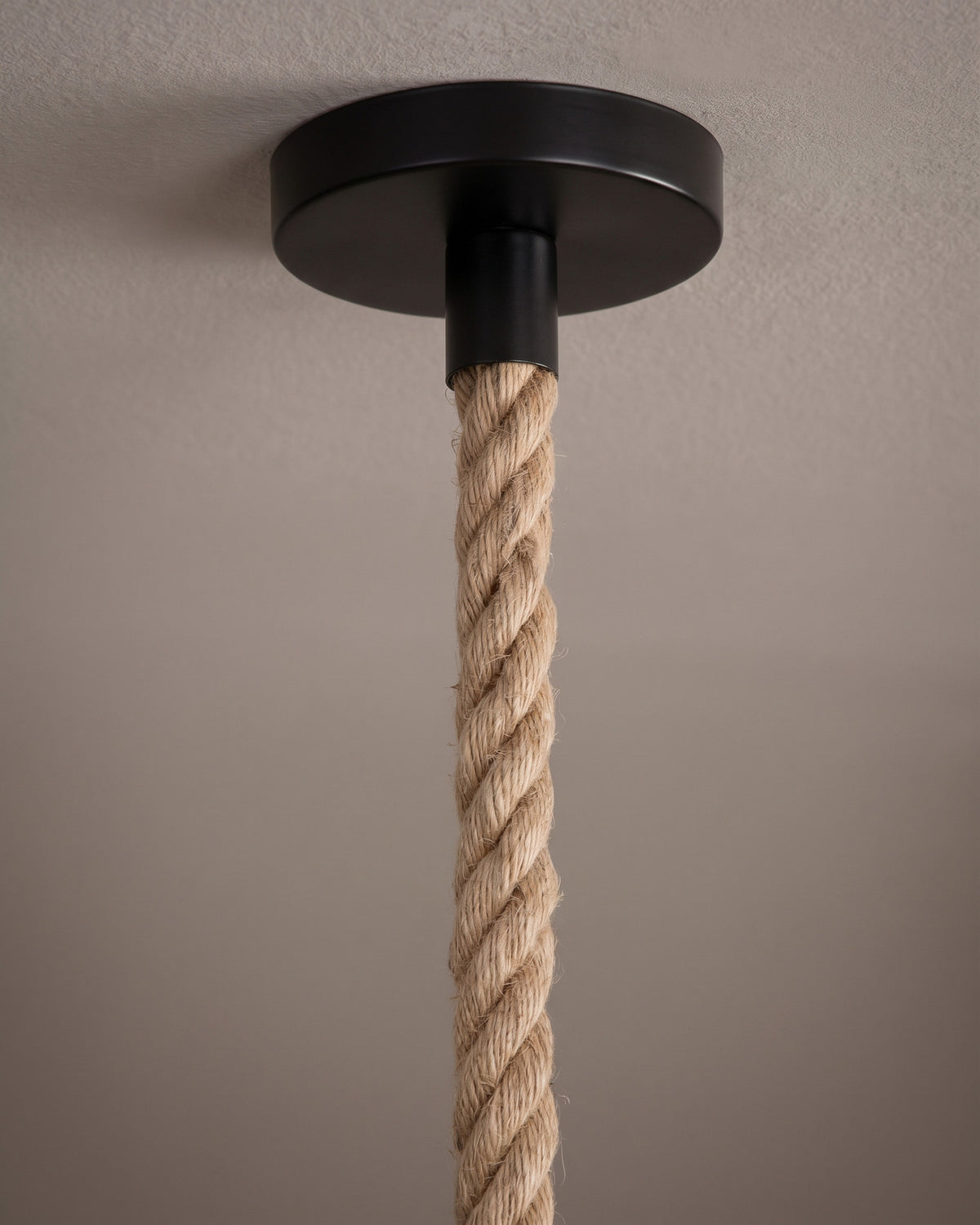 Suspension Hunier : détail technique (fixation, câble ou douille)