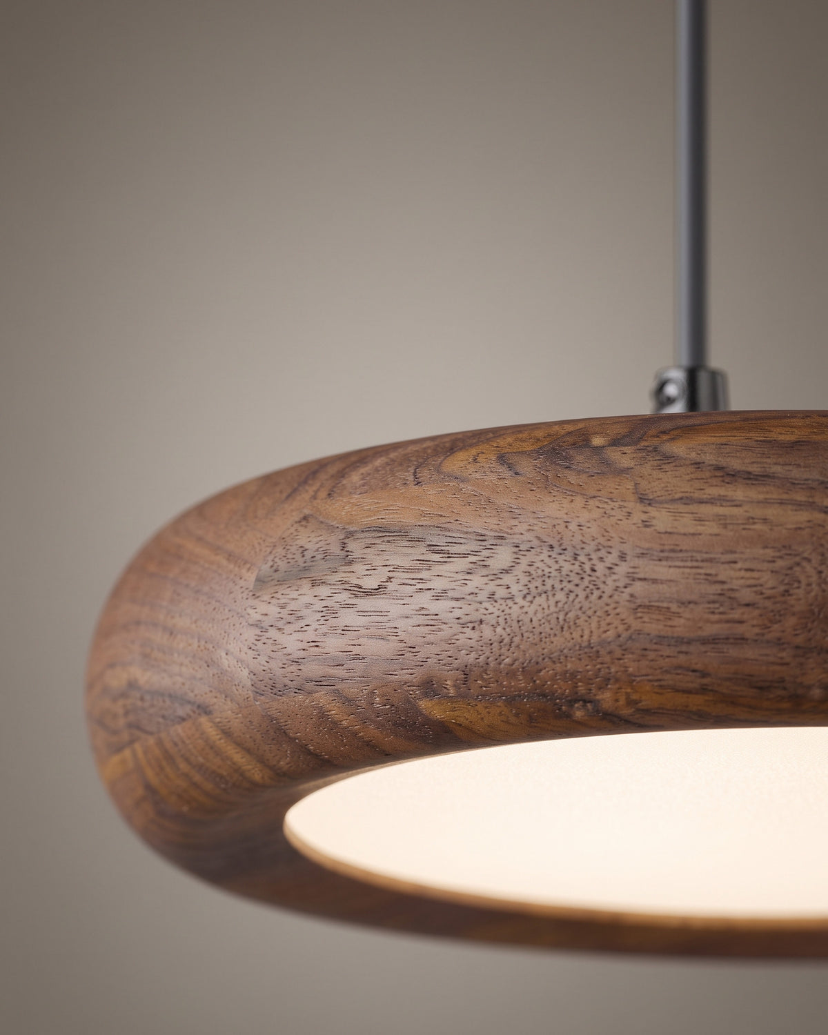 Suspension Rondin : gros plan sur le bord arrondi du disque effet noyer et son diffuseur lumineux