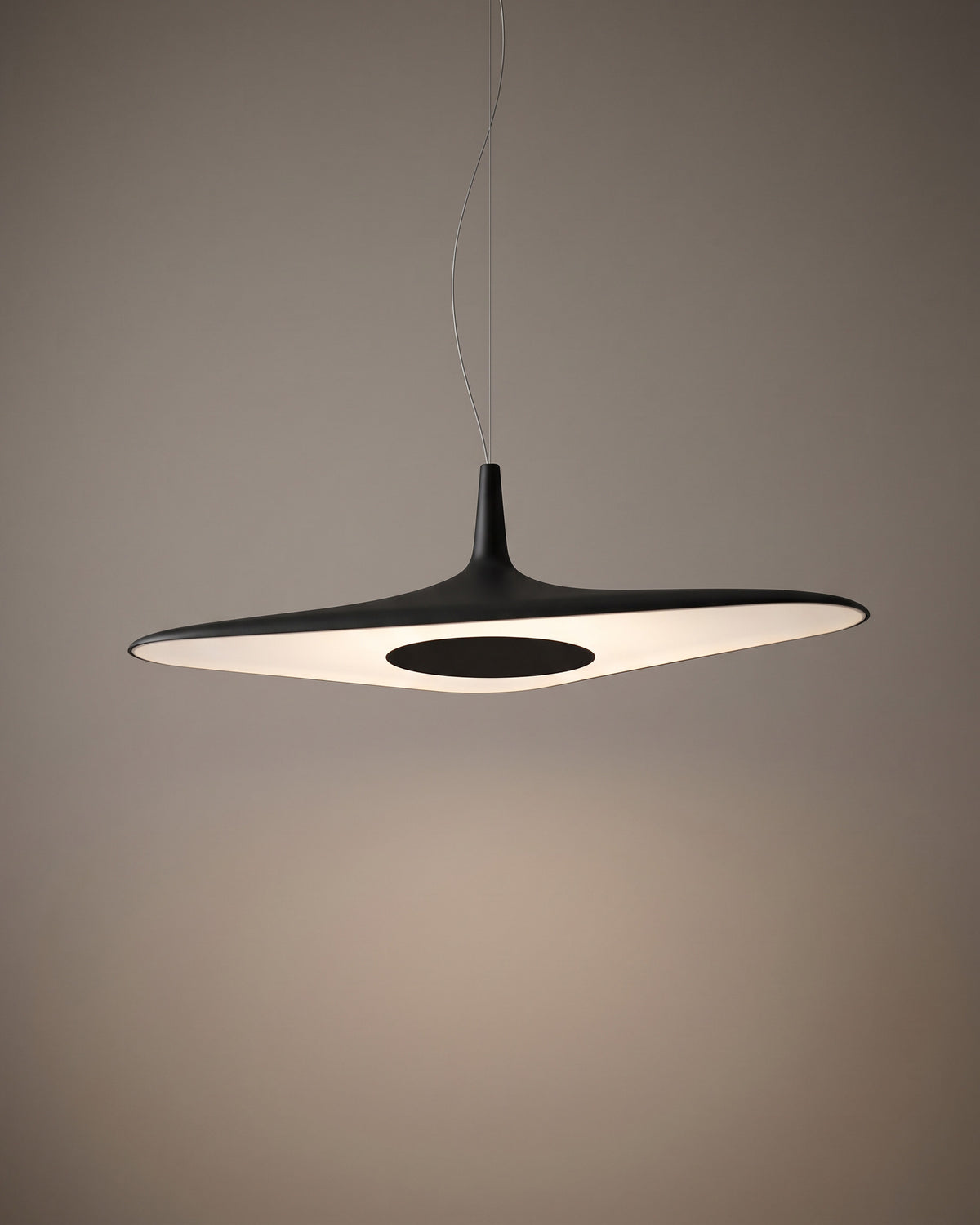 Suspension Voile, disque ondulé noir ou blanc, vue d'ensemble sur fond neutre
