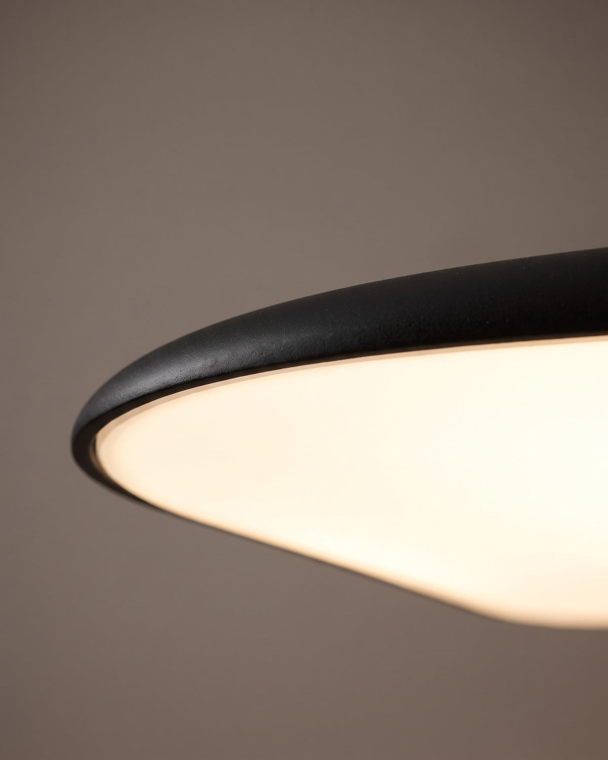 Suspension Voile : gros plan sur la matière (corps noir, diffuseur blanc)