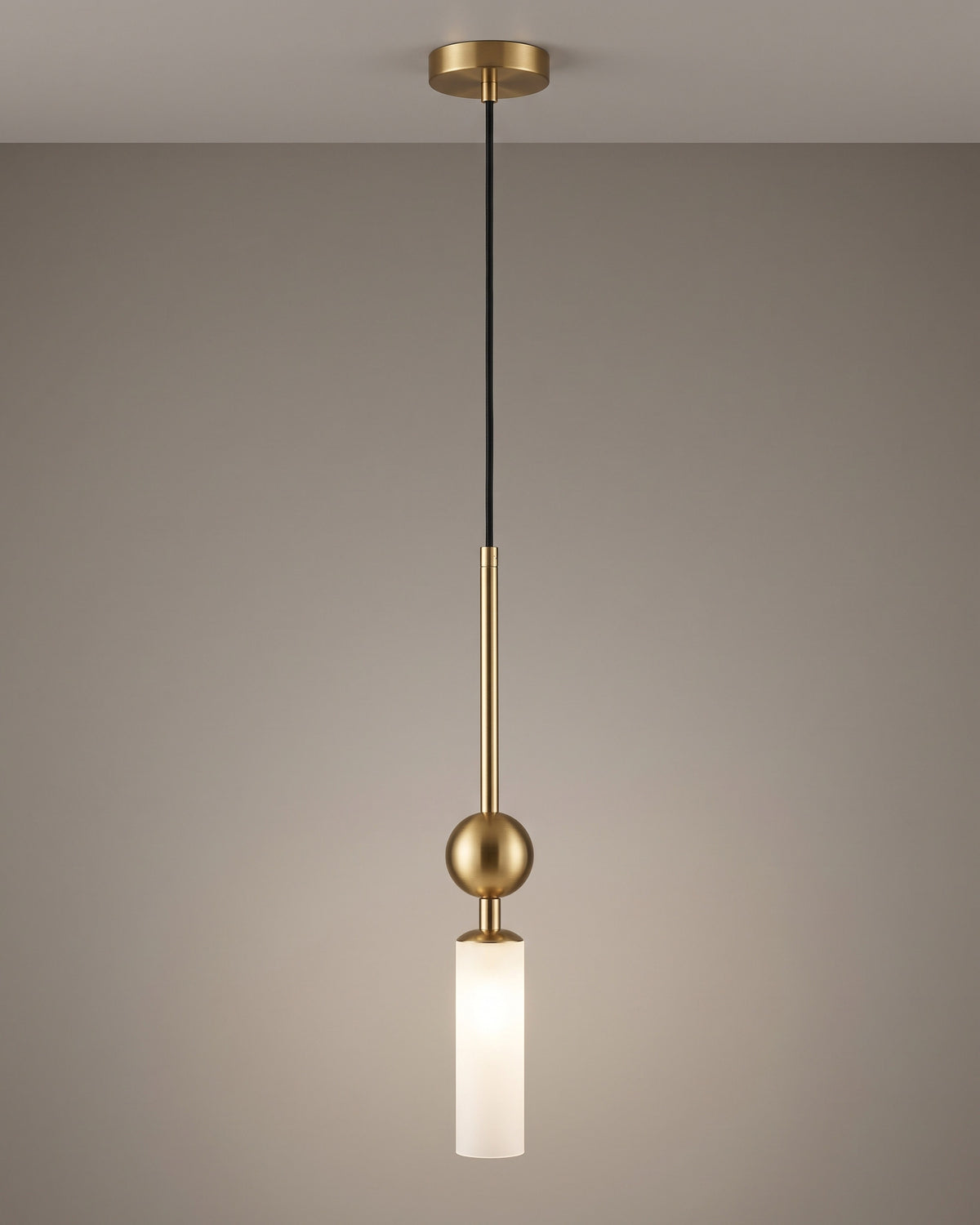 Suspension Opaline, allumée, photo studio