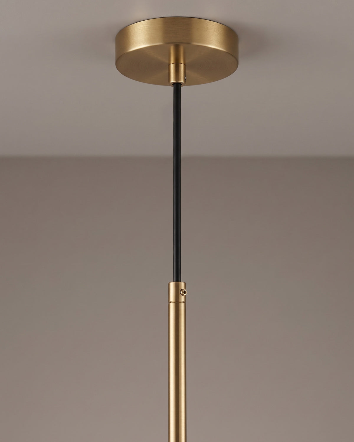 Suspension Opaline : détail technique (fixation, câble ou douille)
