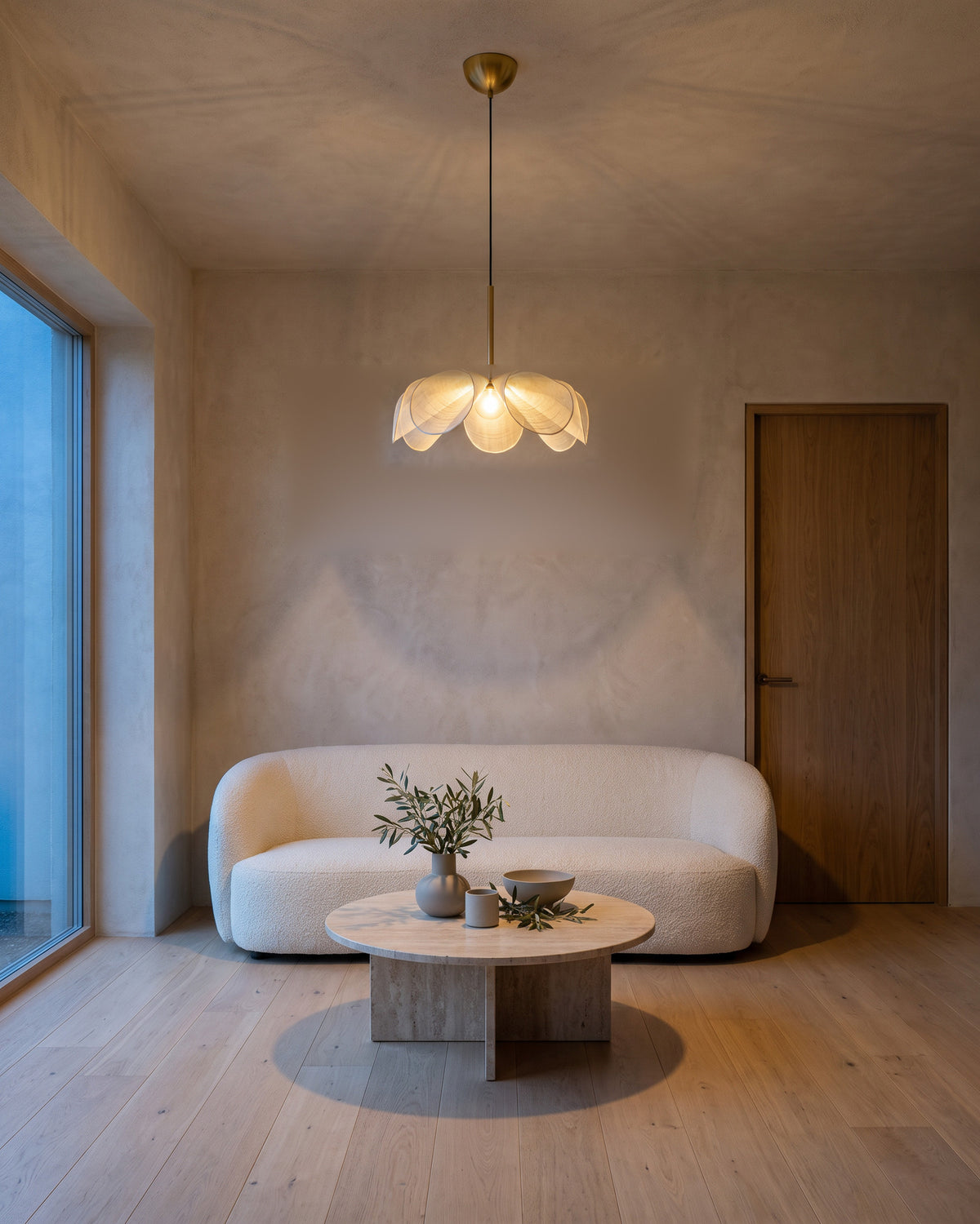Suspension Magnolia dans un salon, vue d'ensemble qui montre sa taille réelle